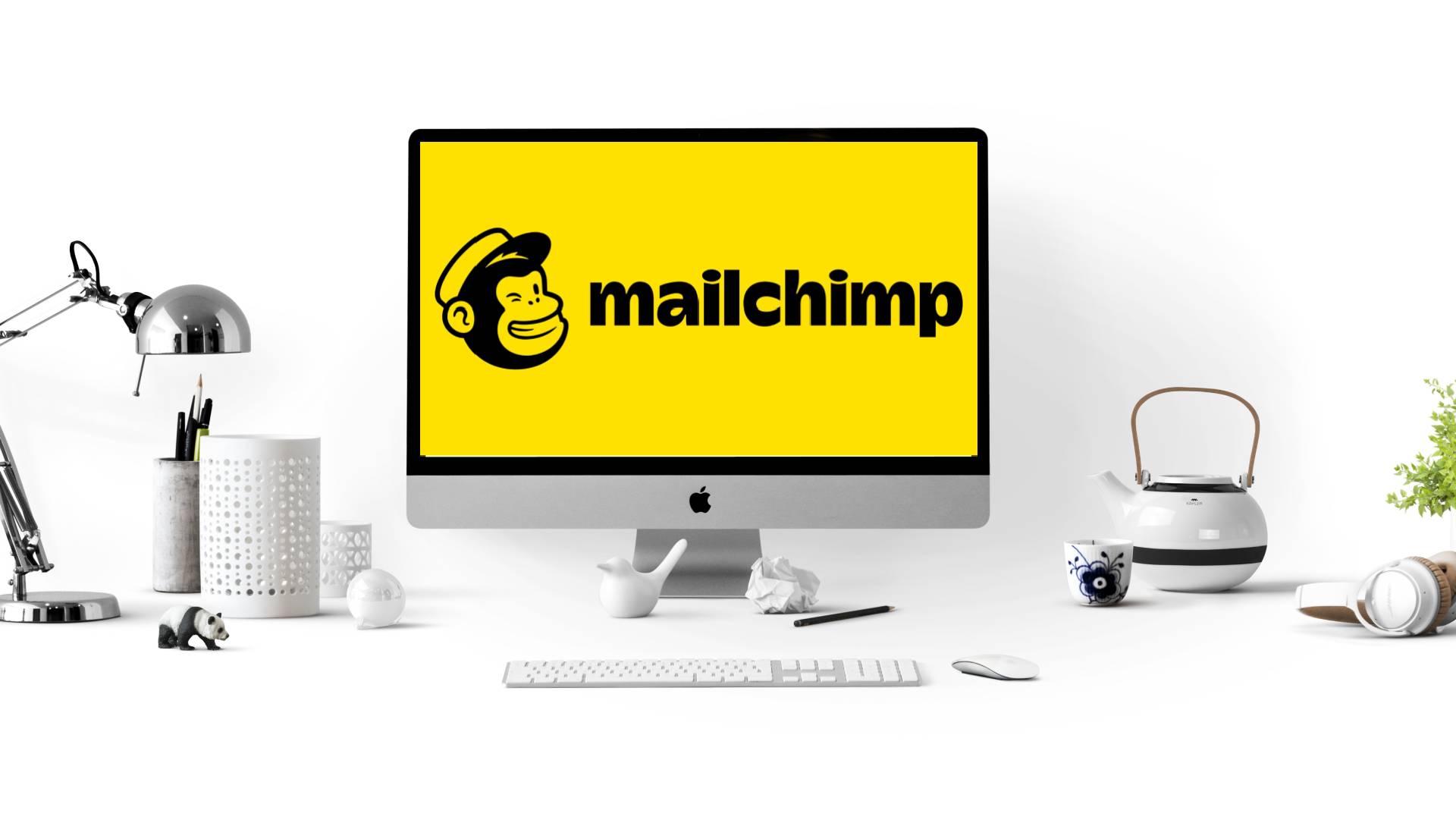 desktop οθόνη με logo mailchimp